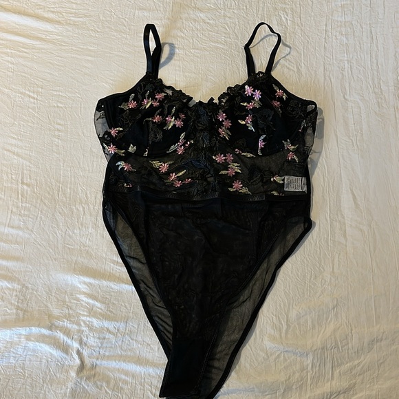 *NEW* embroidered lace and mesh bodysuit L - Picture 5 of 11